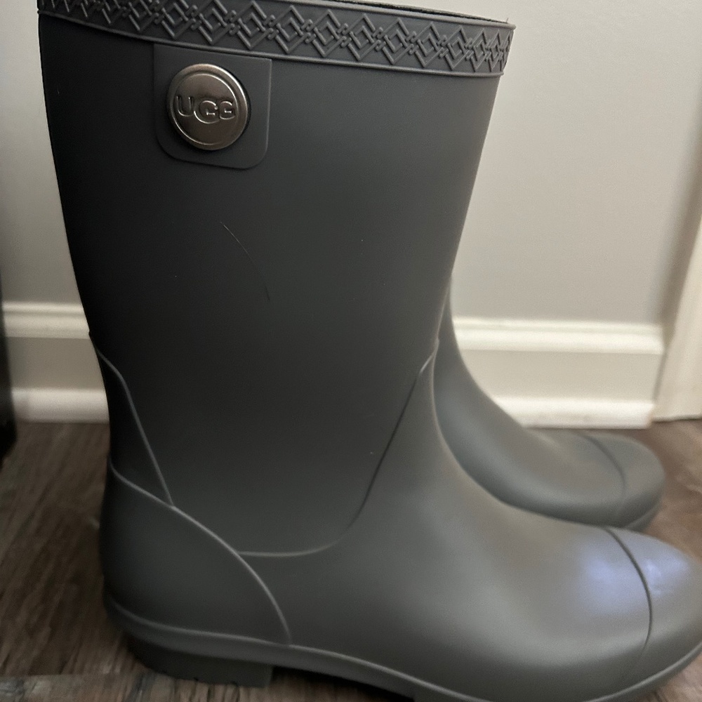 NEW UGG Rainboots Women’s 10